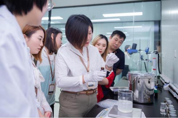 尋根殿堂級品質 麥吉麗研發工廠首啟媒體之門，擘畫國際高端護膚新圖景